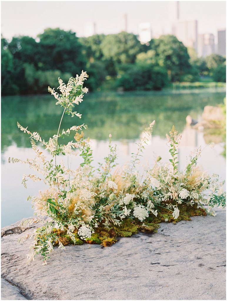 Minimalist Wedding Florals Inspired by Nature Studio Imbue © Bonnie Sen Photography
