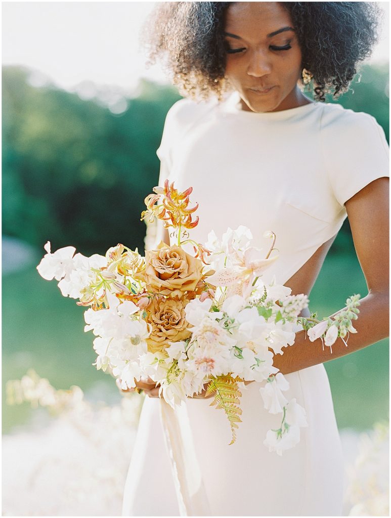 Neutral Wedding Flowers with Pops of Taupe Sarah Seven Wedding Dress © Bonnie Sen Photography
