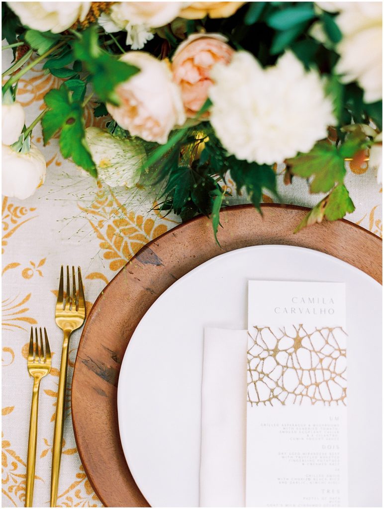 Modern and Rustic Wedding Place Setting Gold Flatware © Bonnie Sen Photography